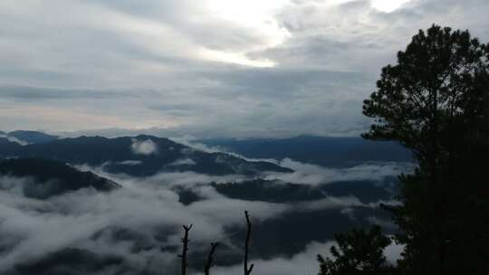 低云山区景观的无人机视频