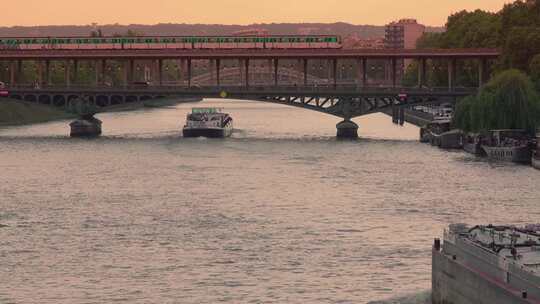 傍晚塞纳河上的驳船和桥梁