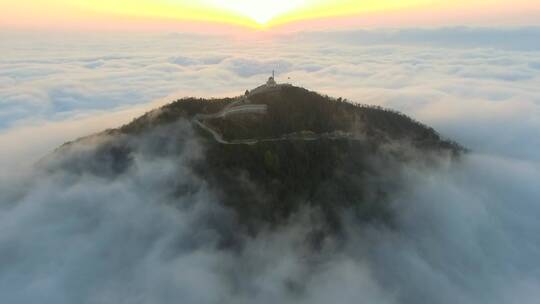 位于多云山顶的清真寺