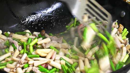 家常菜制作蒜苔炒肉丝锅中冒热气特写