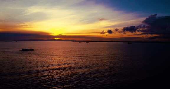 夕阳下的湖面 湖面晚霞