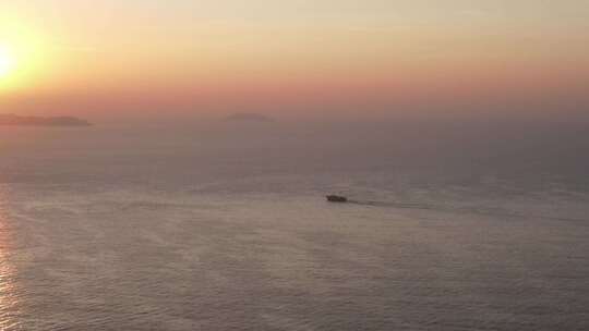 深圳大鹏半岛海上日落小船远景