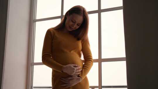 抚摸肚子的孕妇【4K】视频素材模板下载