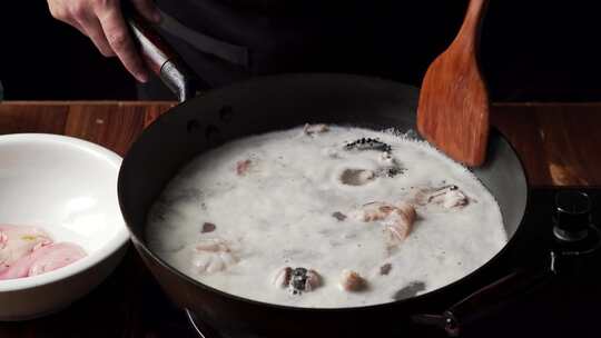 特色家常菜红烧安康鱼烹饪过程