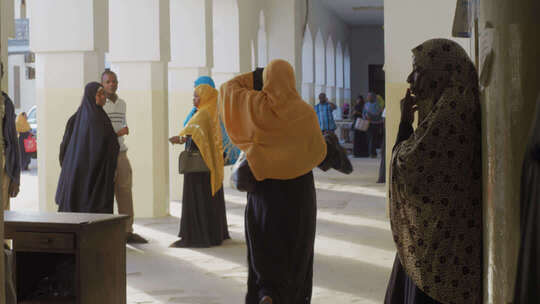 非洲医院走廊里等待看病的非洲人