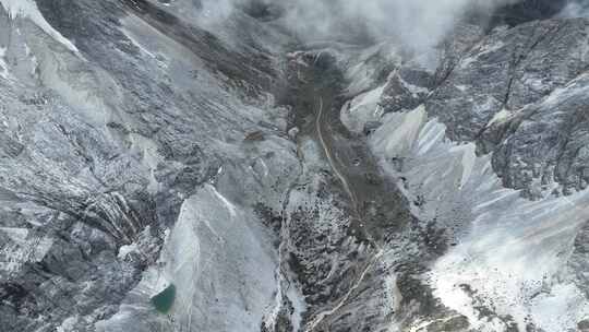 中国四川甘孜稻城亚丁央迈勇山坳云海景观