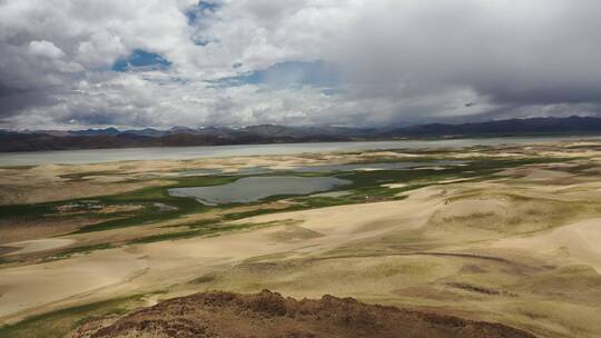 西藏新藏线当却藏布雅鲁藏布江湿地自然风光