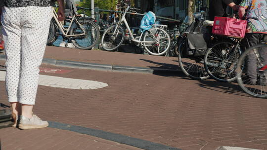 马路上的行人和自行车视频素材模板下载