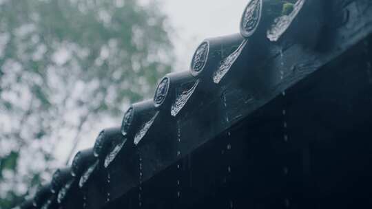 古建筑下雨