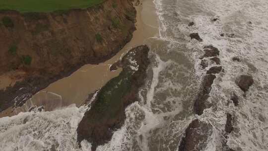 海浪拍打着岸边的礁石视频素材模板下载