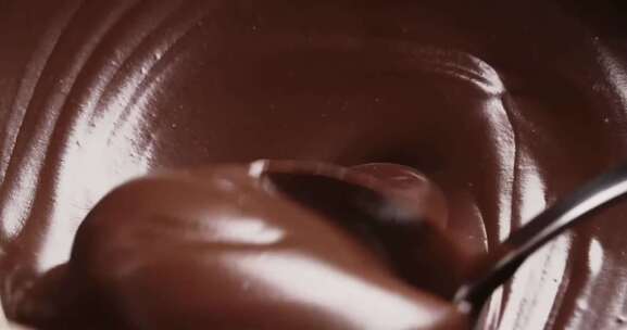 搅拌巧克力酱、粘稠的巧克力酱