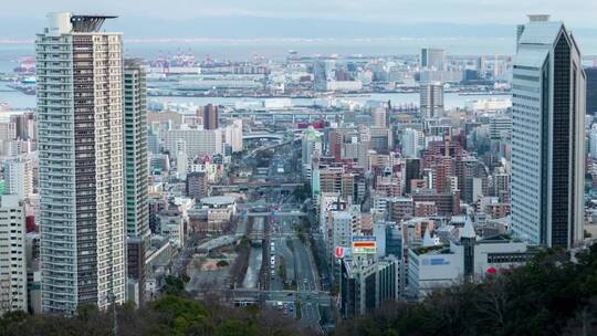 日本的摩天大楼和城市道路