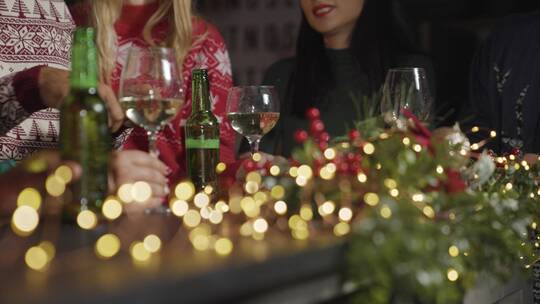 圣诞节庆祝期间朋友坐在酒吧喝酒视频素材模板下载