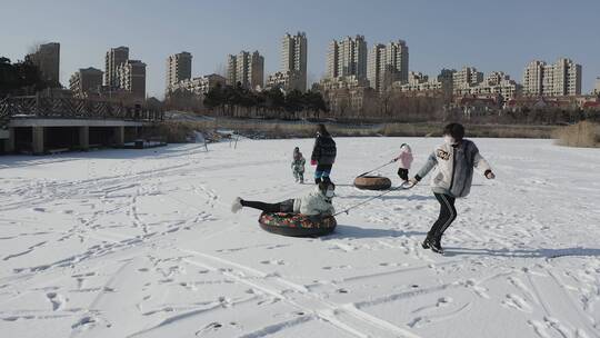 雪地里嬉戏的人群