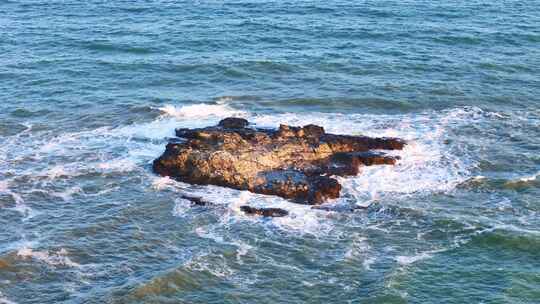 海浪拍打岩石的壮观景象