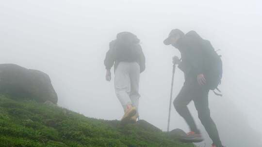 爬山徒步攀登高山迷路中行走穿越黑暗