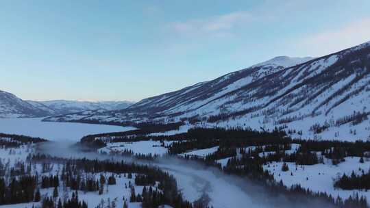 航拍新疆冬季喀纳斯河流晨雾雪山森林雪景