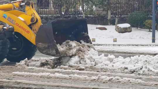 手机4K摄城市街道铲雪车清扫积雪