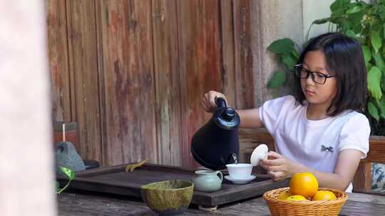 4K升格实拍在中式庭院茶道沏茶喝茶的女孩