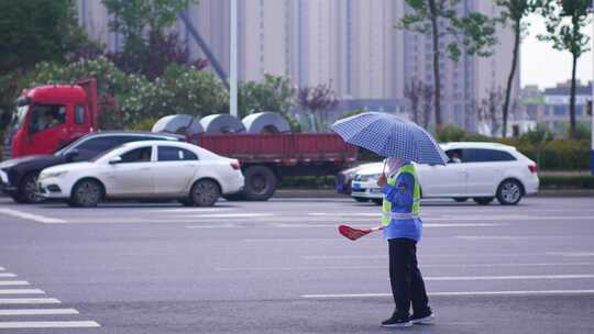 打伞的道路协警交通