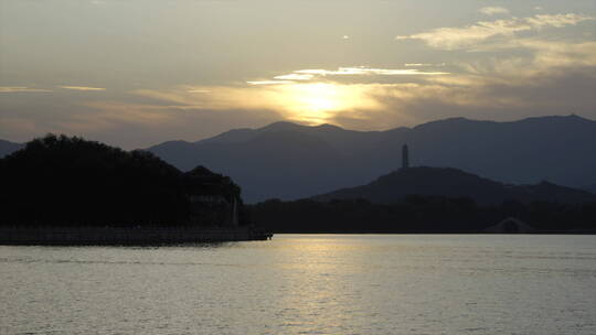 延时日落前的北京玉泉山与北京颐和园昆明湖