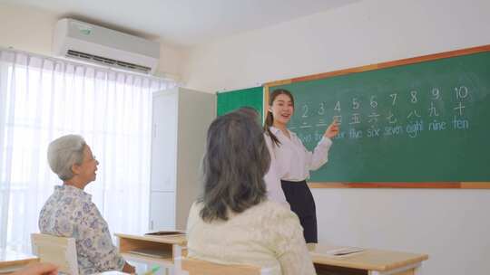 亚洲女教师在语言学校教成熟的学生。