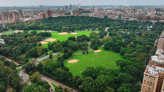 惊人的绿色区域在大都市。美丽的公园在密集