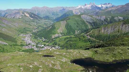 法国阿尔卑斯山的山湖Lac Potron和Lac Guichard-天线视频素材模板下载