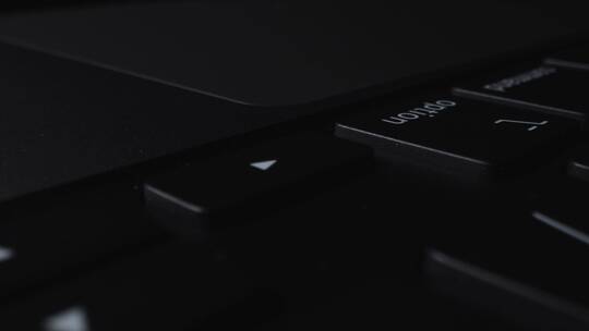 电脑键盘和端口的跟踪镜头特写视频素材模板下载