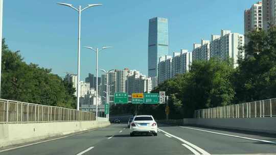 开车行驶在深圳道路车流交通城市车窗外风景