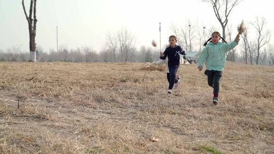 冬季在公园湖边游玩的三个中国女孩