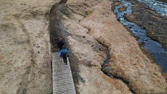 男子，徒步旅行，岩石，水流动