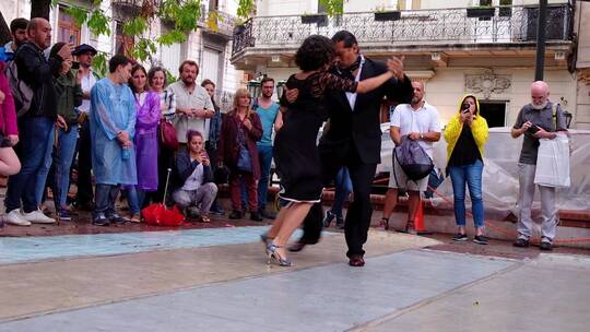 一对夫妇在阿根廷街头公开跳弗拉门戈舞