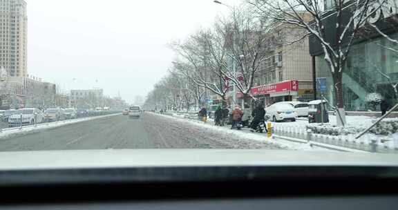 冬天开车 马路积雪 道路积雪