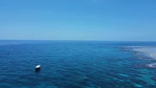 穿过大堡礁，看着停泊在热带岛屿蓝色水域中的水肺潜水船视频素材模板下载