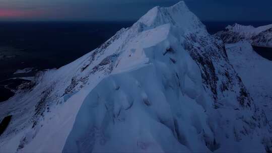 夜间鸟瞰捕捉挪威山脉的雄伟