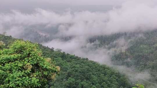 航拍山脉云雾环绕景色