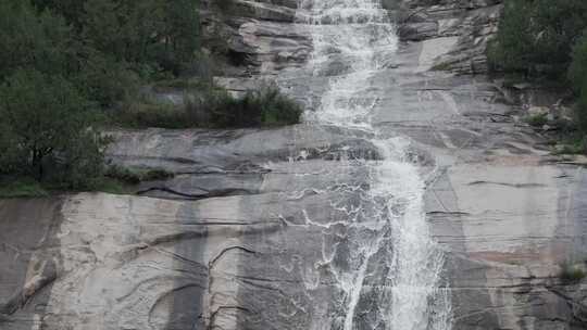 雨后泰山，飞瀑流泉