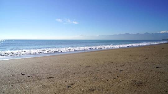 海浪冲刷着海滩