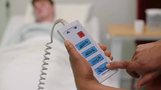 护士使用医院病床遥控器