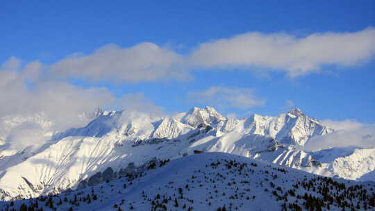 延时摄影显示冬季法国阿尔卑斯山勃朗峰地区的云层在山峰上移动