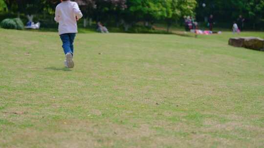 公园小孩子小女孩女童儿童打手势游玩踏青亲视频素材模板下载