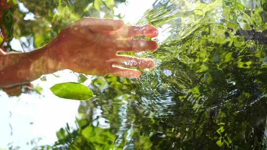 水下视角 水下看天空 手划过水面