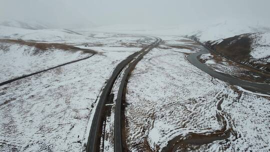 青海玉树共玉高速雪原公路自然风光