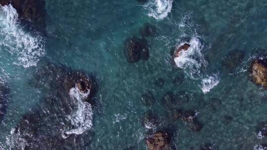 海浪拍打岩石海浪礁石大气