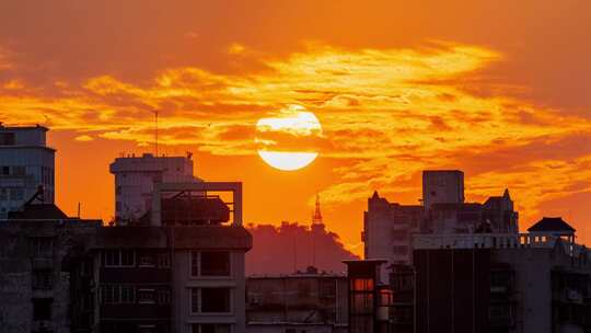 太阳在柳州鹅山顶的塔后落下延时摄影