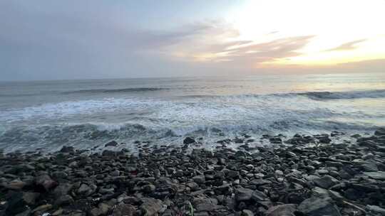 日出海岸边礁石海浪拍打