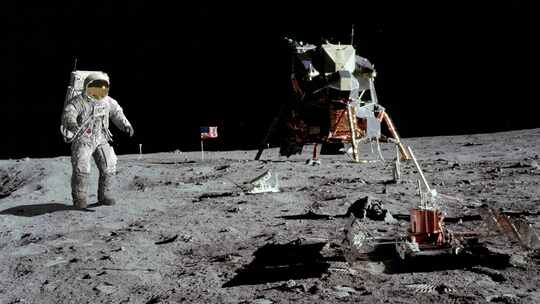 宇航员在月球上跳跃