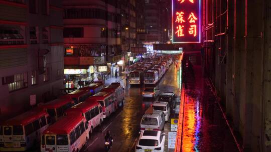 夜晚雨中的街区