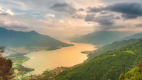 山丘，河流，山谷，云